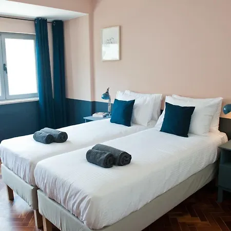 Red, Red Wine In By Misha's Place 3b דירה