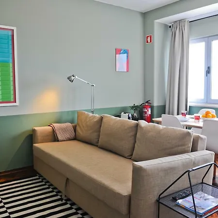 Red, Red Wine In By Misha's Place 3b דירה ליסבון